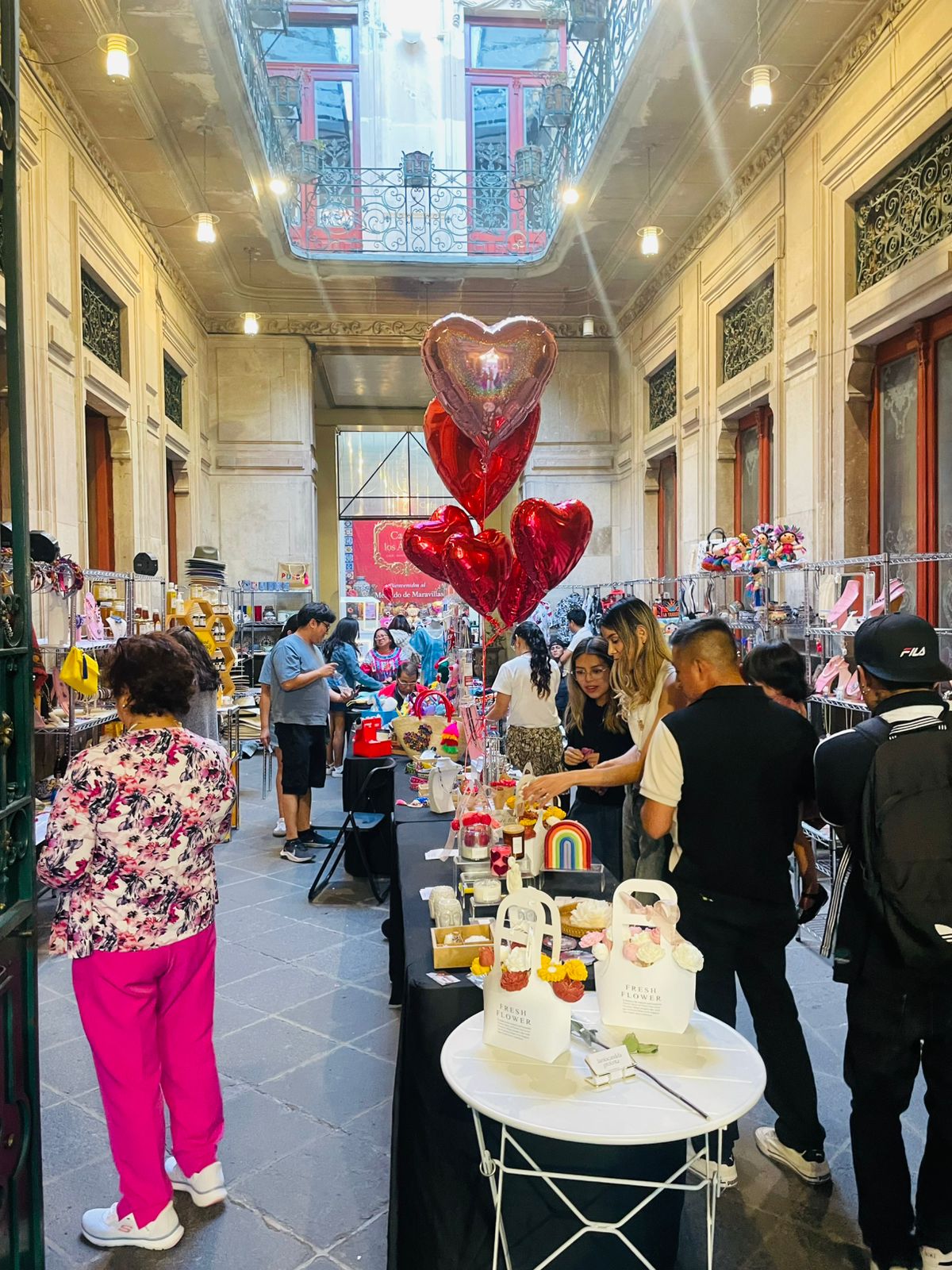 Montaje del mercado en Casa de los Ángeles